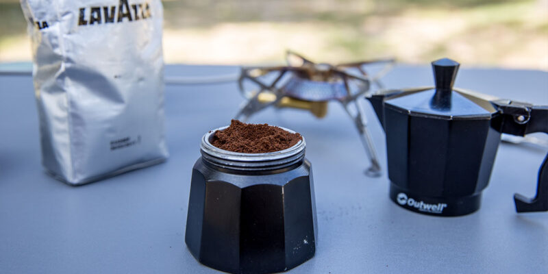 Kaffee beim Campen Moka Kanne Kaffeepulver